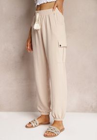 Renee - Beżowe Spodnie Cargo High Waist Wykończone Gumką w Pasie Nellindra. Okazja: na co dzień. Stan: podwyższony. Kolor: beżowy. Materiał: jedwab. Styl: klasyczny, elegancki, casual #4