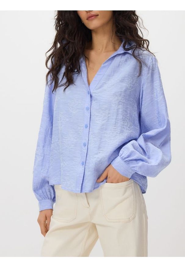 Reserved - Koszula z haftowanym wzorem - jasnoniebieski. Kolor: niebieski. Materiał: tkanina, wiskoza. Wzór: haft