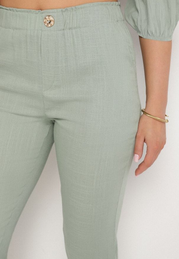 Born2be - Zielone Spodnie z Lnem o Klasycznym Kroju z Gumką w Talii Filarse. Okazja: na co dzień. Kolor: zielony. Materiał: len. Sezon: wiosna, lato. Styl: klasyczny