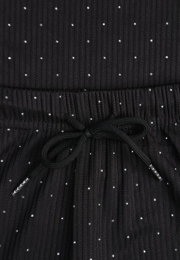 Renee - Czarny Oversizowy Komplet Zdobiony Cyrkoniami T-shirt i Spodnie Arnateia. Kolor: czarny. Wzór: aplikacja