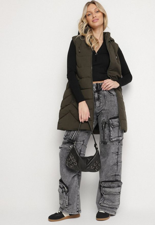 Born2be - Ciemnozielona Pikowana Kamizelka z Odpinanym Kapturem na Suwak Wykończona Sznurkami Zeneria. Okazja: na co dzień. Kolor: zielony. Styl: casual, elegancki