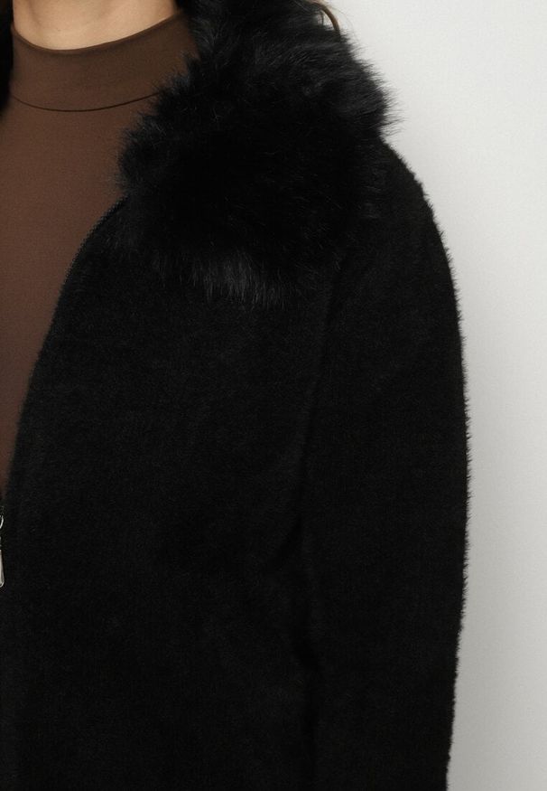 Born2be - Czarny Kardigan z Wełną z Futrzanym Kołnierzem Zapinany na Suwak Sistte. Okazja: na co dzień. Kolor: czarny. Materiał: wełna, futro. Długość rękawa: długi rękaw. Długość: długie. Styl: casual