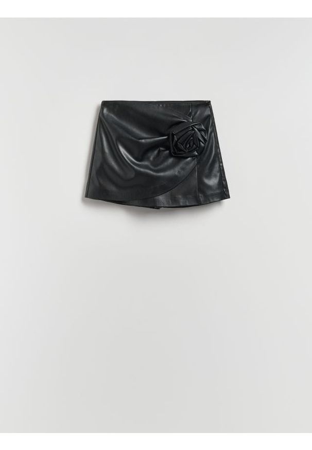 Reserved - Spódnico-szorty z imitacji skóry - czarny. Kolor: czarny. Materiał: skóra