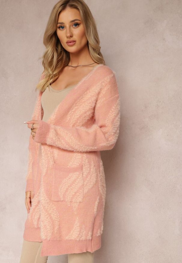Renee - Ciemnoróżowy Luźny Kardigan Niezapinany z Dłuższym Włosiem Karsta. Kolekcja: plus size. Kolor: różowy. Materiał: dzianina. Długość: długie