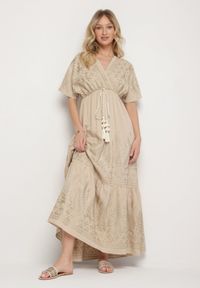 Born2be - Beżowa Kopertowa Sukienka z Wiskozy Zdobiona Frędzlami i Metalicznym Haftem Redeirae. Okazja: na spacer, na co dzień. Typ kołnierza: dekolt w serek. Kolor: beżowy. Materiał: wiskoza. Wzór: haft, aplikacja. Typ sukienki: kopertowe. Styl: casual, klasyczny #1