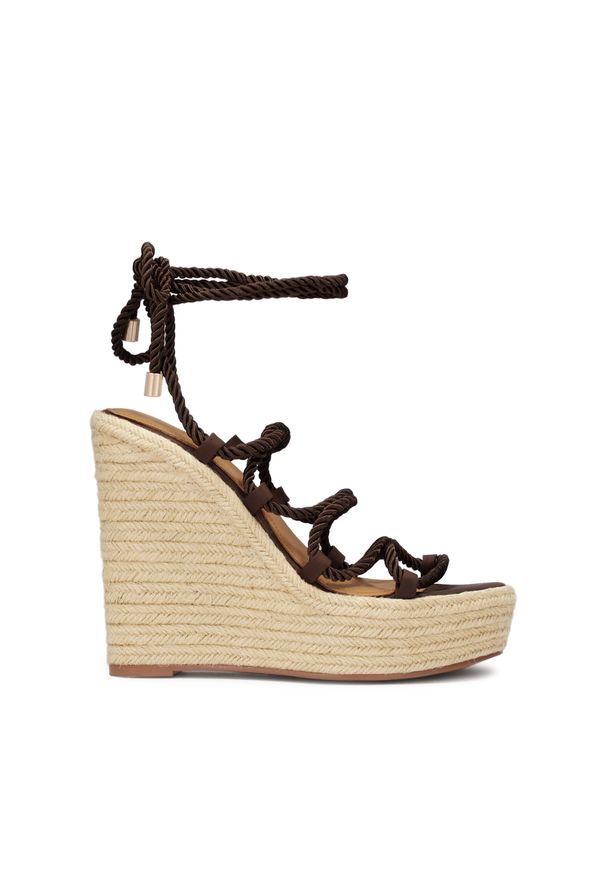 Kazar - Sandały na wysokim koturnie i platformie. Kolor: brązowy. Materiał: tkanina. Wzór: ze splotem. Sezon: lato. Obcas: na koturnie. Styl: wakacyjny, klasyczny