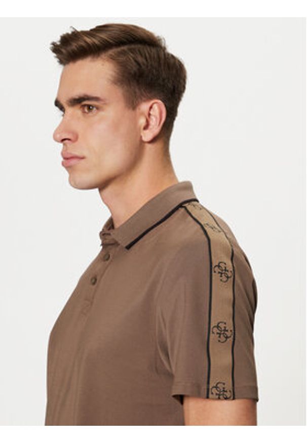 Guess Polo M4YP40 KARS0 Brązowy Regular Fit. Typ kołnierza: polo. Kolor: brązowy. Materiał: syntetyk