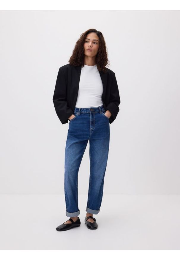 Reserved - Jeansy boyfriend slim - granatowy. Kolor: niebieski