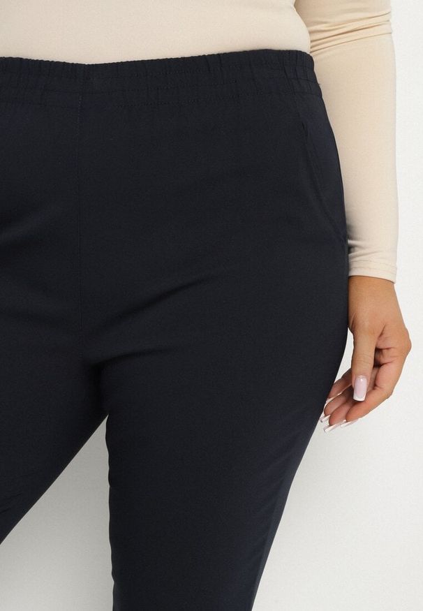 Born2be - Granatowe Spodnie z Wiskozą z Gumką w Talii i Aplikacjami przy Nogawkach Stellorie. Okazja: na co dzień. Kolekcja: plus size. Kolor: niebieski. Materiał: wiskoza. Wzór: aplikacja. Styl: casual, elegancki
