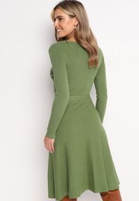 Born2be - Zielona Sweterkowa Sukienka Rozkloszowana z Wiązanym Paskiem Florentame. Kolor: zielony. Materiał: materiał. Typ sukienki: rozkloszowane, kopertowe. Długość: midi #4