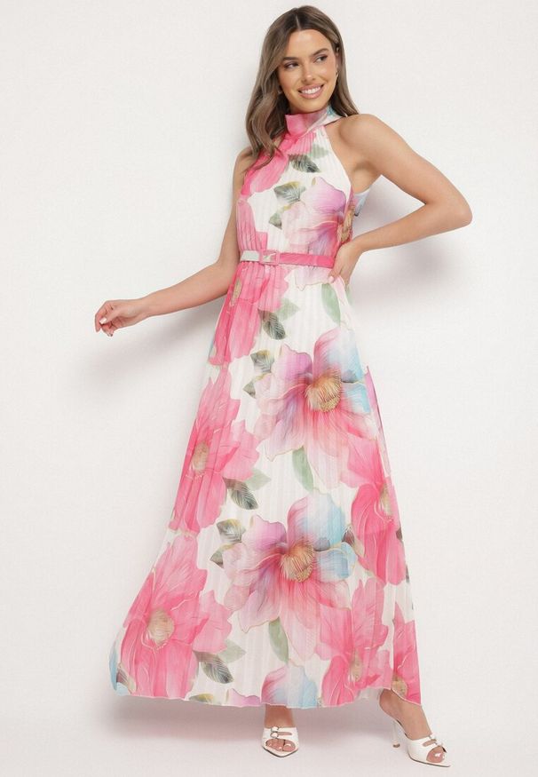 Born2be - Różowa Sukienka z Plisami Wiązaniem i Paskiem z Klamrą Nitenna. Okazja: na co dzień, na imprezę. Kolor: różowy. Długość rękawa: bez rękawów. Typ sukienki: rozkloszowane. Styl: elegancki, klasyczny, casual