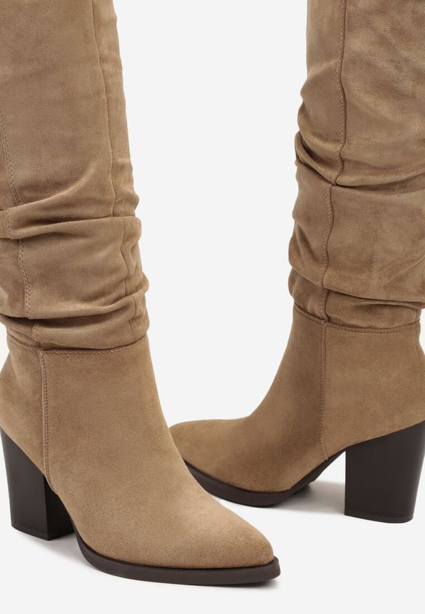 Born2be - Ciemnobeżowe Kozaki na Słupku z Marszczoną Cholewką z Imitacji Zamszu Raivelle. Kolor: beżowy. Materiał: zamsz. Szerokość cholewki: normalna. Obcas: na słupku. Styl: elegancki