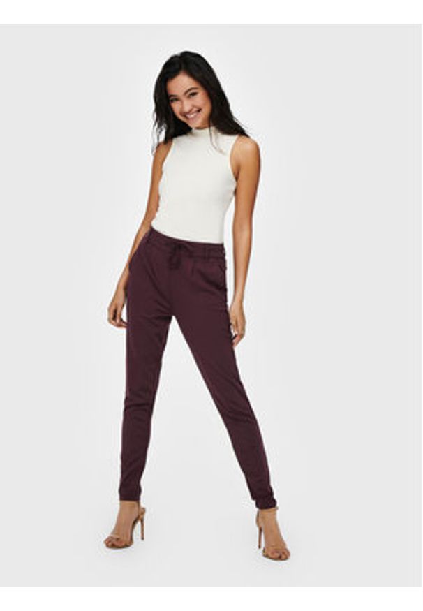 only - ONLY Spodnie materiałowe Poptrash 15115847 Bordowy Regular Fit. Kolor: czerwony. Materiał: syntetyk