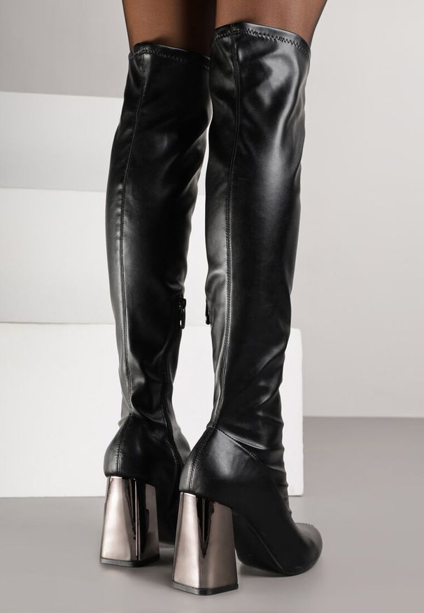 Born2be - Czarne Kozaki Vices na Metalicznym Słupku z Dopasowaną Cholewką za Kolano Tidvira. Okazja: na co dzień, do pracy, na spotkanie biznesowe. Kolor: czarny. Szerokość cholewki: normalna. Wysokość cholewki: za kolano. Materiał: skóra. Sezon: jesień. Obcas: na słupku. Styl: klasyczny, casual, biznesowy, elegancki. Wysokość obcasa: średni