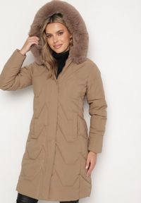 Born2be - Ciemnobeżowa Kurtka Pikowana o Długim Fasonie z Kapturem i Futrem Vertizola. Okazja: na spacer, na co dzień. Typ kołnierza: kaptur. Kolor: beżowy. Materiał: futro. Długość: długie. Styl: casual, elegancki #7