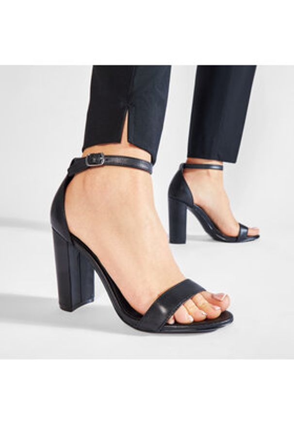 Steve Madden Sandały Carrson SM11000008-03001-017 Czarny. Kolor: czarny. Materiał: skóra