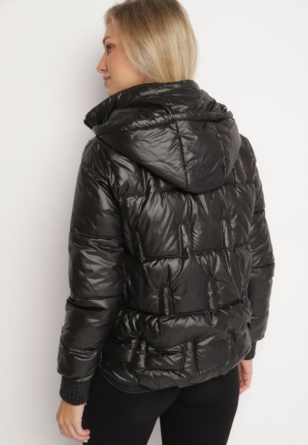 Born2be - Czarna Pikowana Kurtka z Odpinanym Kapturem Wydłużonym Tyłem i Ściągaczami Zinonia. Okazja: na co dzień. Kolor: czarny. Materiał: polar, skóra, jeans. Sezon: zima, jesień. Styl: casual, sportowy