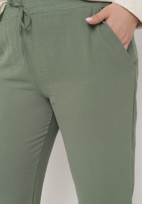 Born2be - Zielone Casualowe Spodnie z Elastyczną Gumką w Pasie z Wsuwanymi Kieszeniami Mousesa. Okazja: na co dzień. Kolor: zielony. Materiał: tkanina. Sezon: lato. Styl: casual #7