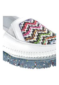 Białe Półbuty Maciejka Damskie Wygodne Obuwie. Zapięcie: bez zapięcia. Kolor: biały. Materiał: skóra, materiał. Szerokość cholewki: normalna. Wzór: kolorowy, aplikacja. Obcas: na obcasie. Styl: elegancki. Wysokość obcasa: średni #6