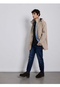 Reserved - Jeansy carrot slim z efektem sprania - granatowy. Kolor: niebieski #1