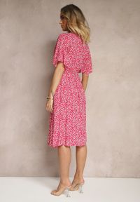 Renee - Różowa Rozkloszowana Sukienka Bawełniana w Kwiatowy Print Ezrive. Okazja: na co dzień. Typ kołnierza: dekolt w kształcie V. Kolor: różowy. Materiał: bawełna. Długość rękawa: krótki rękaw. Wzór: kwiaty, nadruk. Sezon: lato. Styl: klasyczny, casual