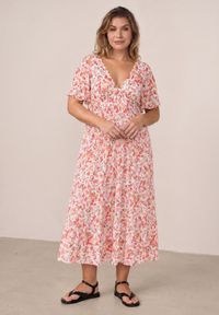 Born2be - Różowa Taliowana Sukienka Casual w Kwiaty z Wiskozą Myrassa. Okazja: na co dzień. Kolor: różowy. Materiał: wiskoza. Wzór: kwiaty. Typ sukienki: proste. Styl: casual #8