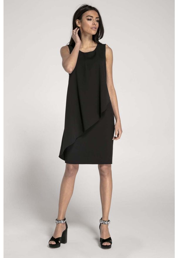 Nommo - Ołówkowa Czarna Sukienka z Asymetryczną Nakładką. Kolor: czarny. Materiał: poliester, wiskoza. Typ sukienki: ołówkowe, asymetryczne