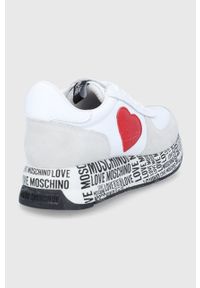Love Moschino Buty skórzane kolor biały na platformie. Nosek buta: okrągły. Zapięcie: sznurówki. Kolor: biały. Materiał: skóra. Obcas: na platformie