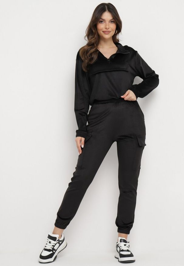 Born2be - Czarny Welurowy Komplet Dresowy Bluza z Ozdobną Kieszenią i Luźne Spodnie z Kieszeniami Whisperia. Kolor: czarny. Materiał: dresówka, welur