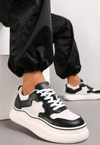 Renee - Biało-Czarne Płaskie Sneakersy Sznurowane na Grubszej Podeszwie Evanadia. Kolor: biały #4
