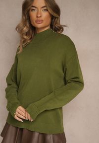 Renee - Zielony Gładki Golf Zdobiony Guzikami przy Dekolcie Rallessa. Okazja: na randkę, na co dzień, na spotkanie biznesowe. Typ kołnierza: golf. Kolor: zielony. Materiał: jeans. Długość rękawa: długi rękaw. Długość: długie. Wzór: gładki, aplikacja. Styl: klasyczny, casual, elegancki, biznesowy #3