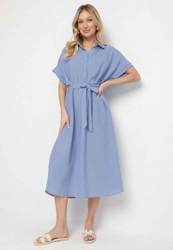 Born2be - Granatowa Sukienka z Wiskozy o Koszulowym Kroju z Wiązanym Paskiem Danisna. Okazja: na co dzień. Kolor: niebieski. Materiał: wiskoza. Długość rękawa: krótki rękaw. Wzór: aplikacja. Typ sukienki: koszulowe. Styl: klasyczny, casual, elegancki. Długość: midi