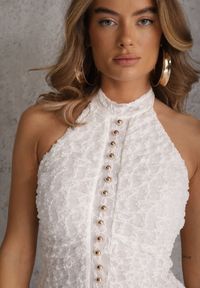 Renee - Biała Sukienka Halter z Koronki Zdobiona Metalicznymi Guziczkami Corrarea. Typ kołnierza: dekolt halter. Kolor: biały. Materiał: koronka. Wzór: aplikacja, koronka #7
