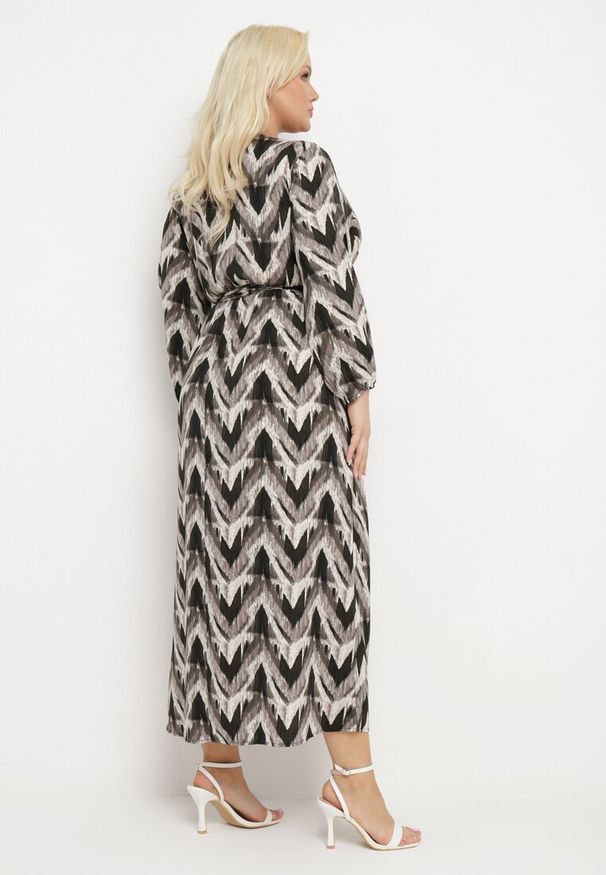 Born2be - Czarna Rozkloszowana Sukienka o Kopertowym Kroju z Paskiem i Gumką w Pasie Bristella. Okazja: na spotkanie biznesowe, do pracy. Kolekcja: plus size. Kolor: czarny. Długość rękawa: długi rękaw. Wzór: aplikacja. Typ sukienki: kopertowe. Styl: biznesowy