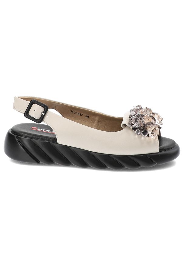 Beżowe Sandały Artiker Stylowe Obuwie Damskie Z Kryształami. Okazja: na spotkanie biznesowe. Kolor: beżowy. Sezon: lato. Styl: elegancki