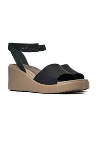 Buty do chodzenia damskie Crocs Brooklyn Ankle Strap Wedge. Kolor: brązowy, wielokolorowy. Materiał: syntetyk, materiał. Sport: turystyka piesza