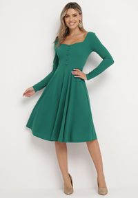 Born2be - Zielona Rozkloszowana Sukienka Midi z Ozdobnymi Guzikami Aramita. Kolor: zielony. Długość rękawa: długi rękaw. Wzór: aplikacja. Długość: midi #1