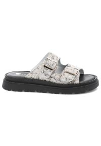 Białe Klapki Armodo Modne Obuwie Damskie. Okazja: na co dzień. Zapięcie: klamry. Kolor: złoty. Materiał: jeans. Sezon: lato. Styl: casual, wakacyjny #7