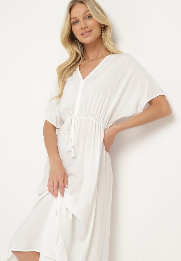Born2be - Biała Rozkloszowana Sukienka Maxi z Gumką i Sznurkiem w Talii z Wiskozy Baneta. Okazja: na co dzień. Kolor: biały. Materiał: wiskoza. Typ sukienki: proste. Styl: casual. Długość: maxi