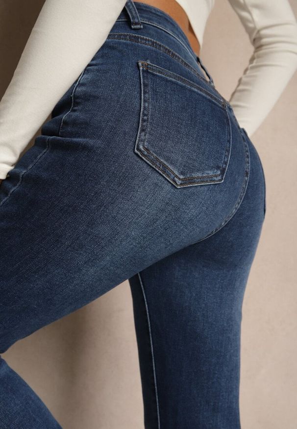 Renee - Niebieskie Jeansy High Waist o Kroju Dzwonów Finvenne. Okazja: na co dzień. Stan: podwyższony. Kolor: niebieski. Wzór: ze splotem. Styl: klasyczny, casual