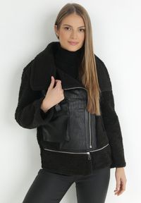 Born2be - Czarna Kurtka Biker z Imitacji Skóry i Kożuszka Zadesy. Okazja: na co dzień. Kolor: czarny. Materiał: skóra. Wzór: aplikacja. Styl: klasyczny, casual, elegancki #8