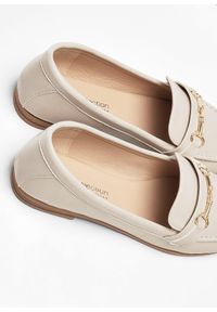 bonprix - Loafersy ze sprzączką. Zapięcie: sprzączka, bez zapięcia. Kolor: beżowy. Styl: elegancki #3