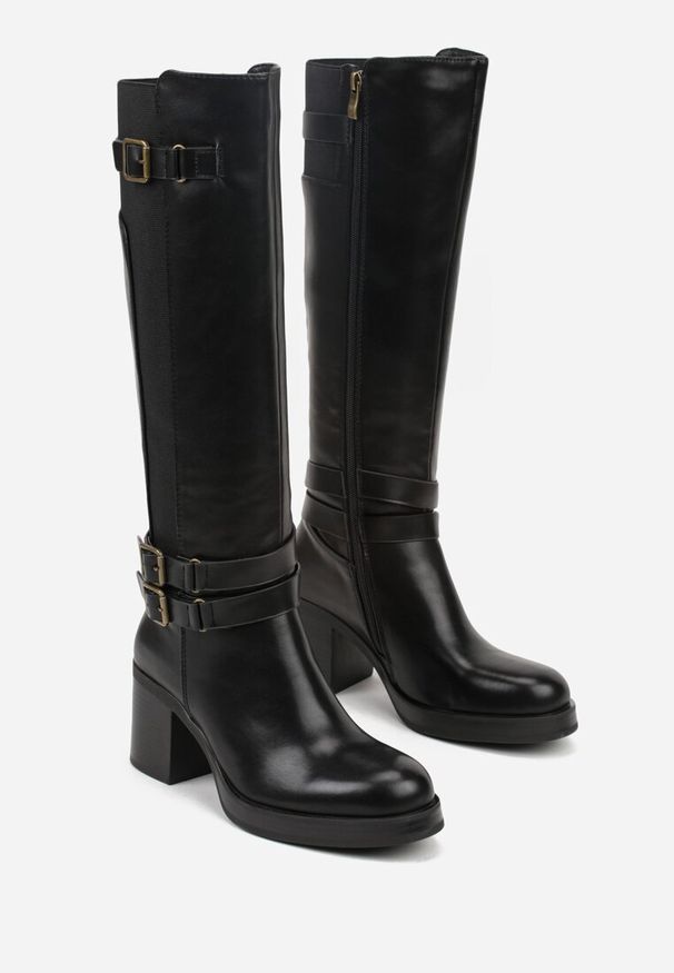 Born2be - Czarne Kozaki na Słupku Zdobione Paskami z Klamrami i Elastyczną Wstawką Unelisa. Okazja: do pracy, na co dzień, na spotkanie biznesowe. Zapięcie: klamry. Kolor: czarny. Materiał: jeans. Wzór: aplikacja. Obcas: na słupku. Styl: casual, elegancki, biznesowy. Wysokość obcasa: średni