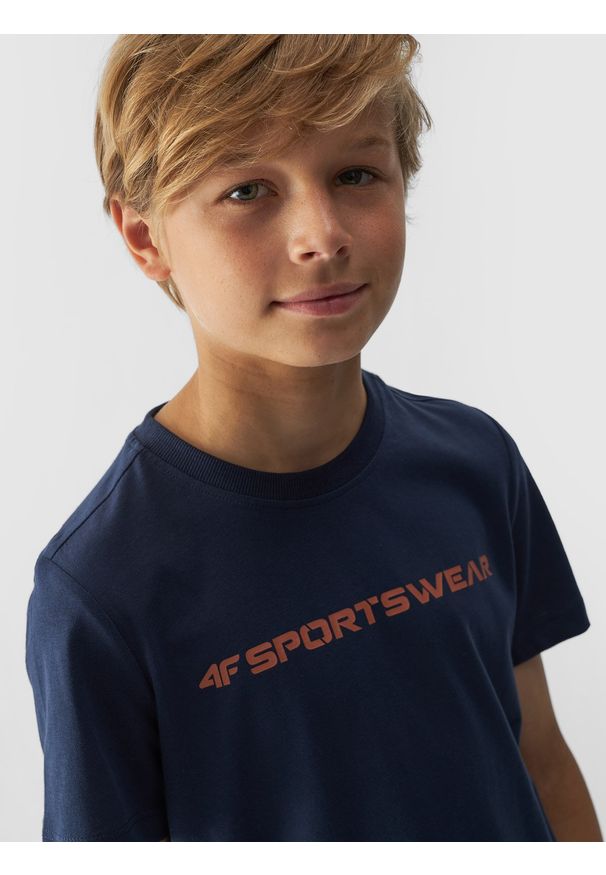 4f - 4F T-shirt regular z nadrukiem chłopięcy - granatowy 134 (8-9 lat). Okazja: na co dzień. Kolor: niebieski. Materiał: bawełna, jersey, dzianina. Długość rękawa: krótki rękaw. Długość: krótkie. Wzór: napisy, gładki, ze splotem. Sezon: lato. Styl: sportowy, klasyczny, casual
