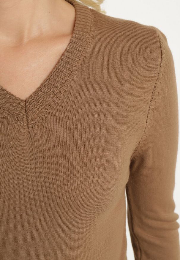 Born2be - Brązowy Klasyczny Sweter z Dekoltem w Szpic Felitha. Okazja: na spotkanie biznesowe, na co dzień, do pracy. Kolor: brązowy. Materiał: jeans. Długość rękawa: długi rękaw. Długość: długie. Styl: klasyczny