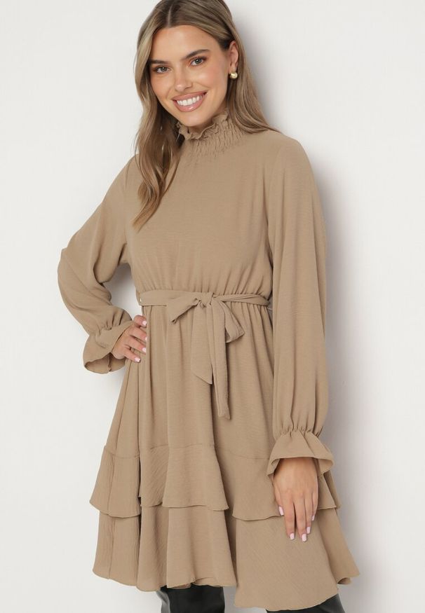 Born2be - Ciemnobeżowa Sukienka z Falbanami i Marszczonym Golfem z Dodatkowym Wiązanym Paskiem Savelina. Okazja: na imprezę. Typ kołnierza: golf. Kolor: beżowy. Typ sukienki: rozkloszowane. Styl: elegancki, klasyczny