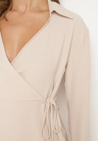 Born2be - Jasnobeżowa Sukienka Kopertowa z Cienkim Sznureczkiem w Talii Perlea. Okazja: na co dzień. Kolor: beżowy. Materiał: skóra. Typ sukienki: kopertowe. Styl: casual, klasyczny #3