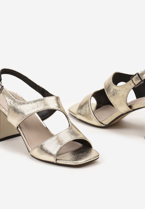 Renee - Złote Casualowe Sandały na Słupku z Ozdobnymi Paskami Xanadu. Okazja: na co dzień. Zapięcie: pasek. Kolor: złoty. Materiał: jeans, len. Wzór: paski. Obcas: na słupku. Styl: casual