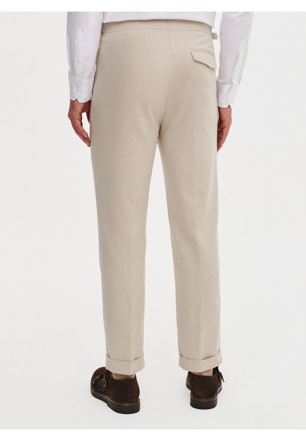 Pako Lorente - PAKO LORENTE - Beżowe spodnie męskie z lnem. Okazja: na co dzień. Kolor: niebieski, beżowy. Materiał: len. Sezon: lato. Styl: casual
