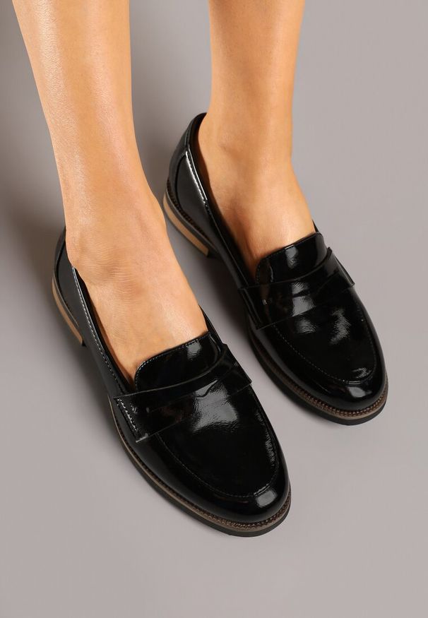 Born2be - Czarne Mokasyny z Lakierowanej Skóry Mevevia. Okazja: na co dzień. Kolor: czarny. Materiał: lakier, skóra. Obcas: na obcasie. Styl: klasyczny, elegancki, casual. Wysokość obcasa: niski